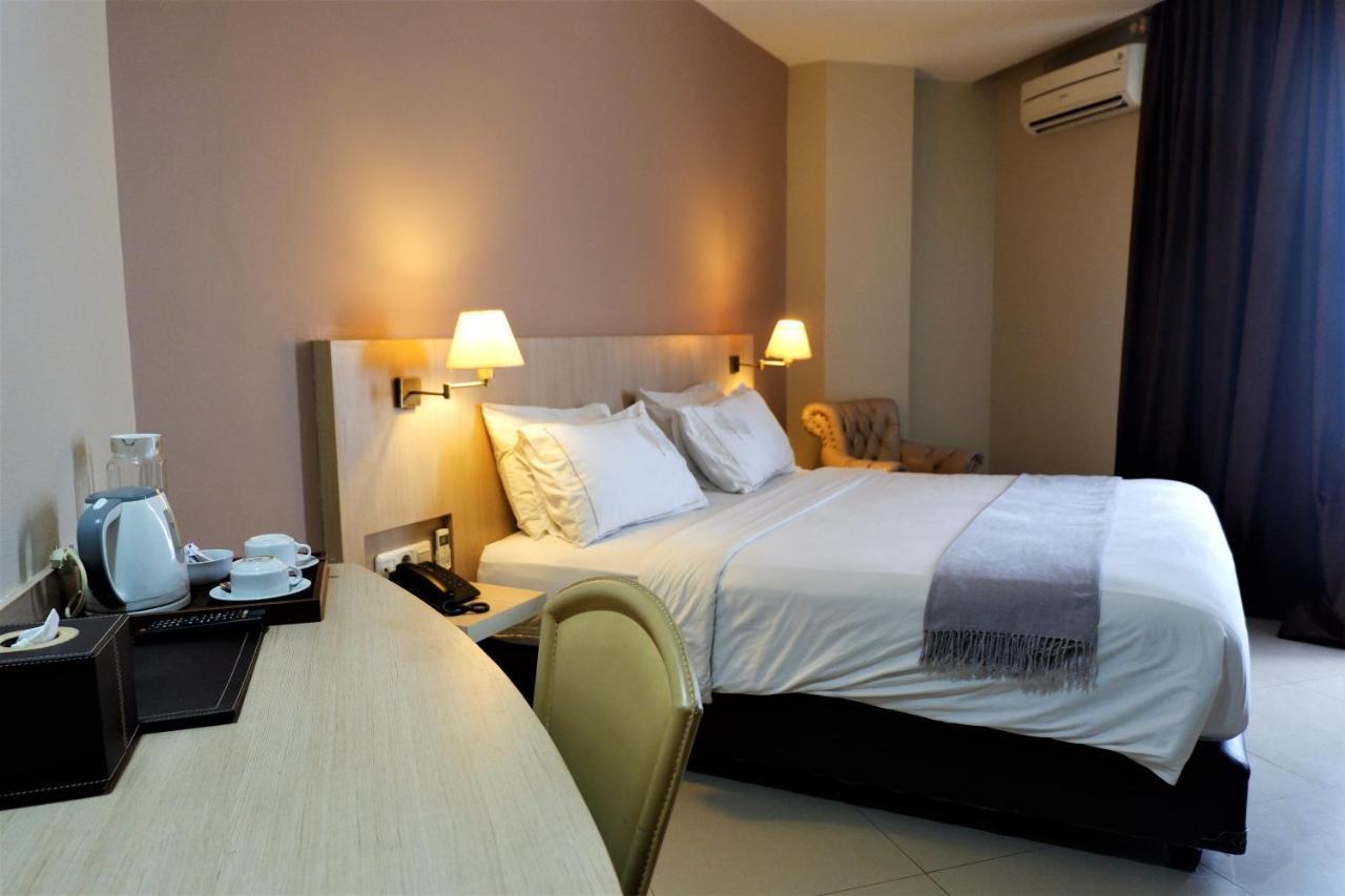 Rio City Hotel Palembang Esterno foto