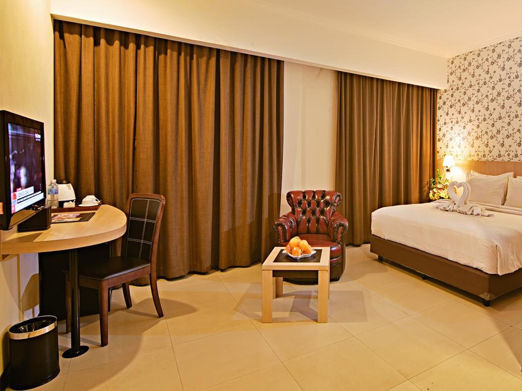 Rio City Hotel Palembang Esterno foto